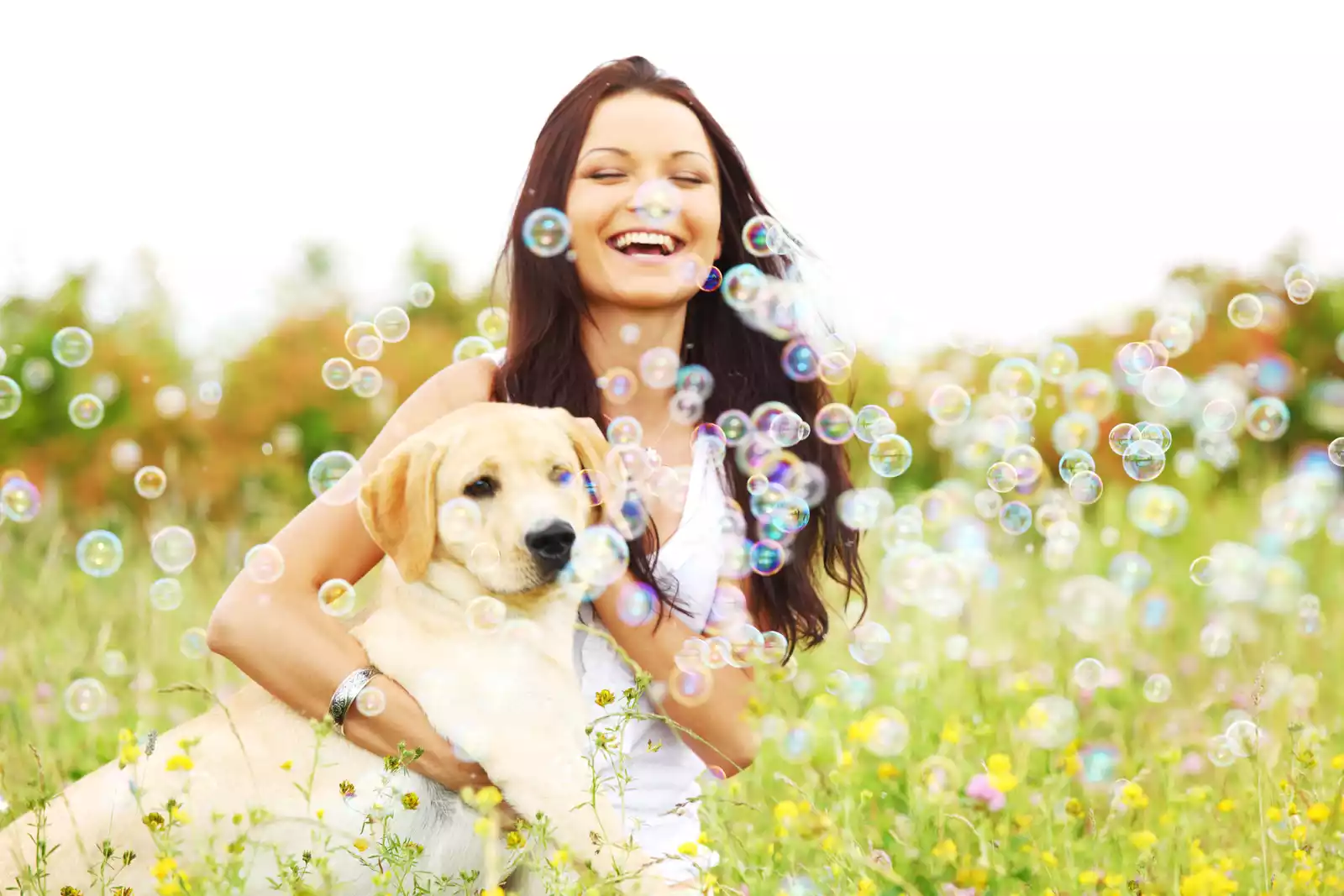 femme heureuse avec un labrador