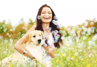 femme heureuse avec un labrador